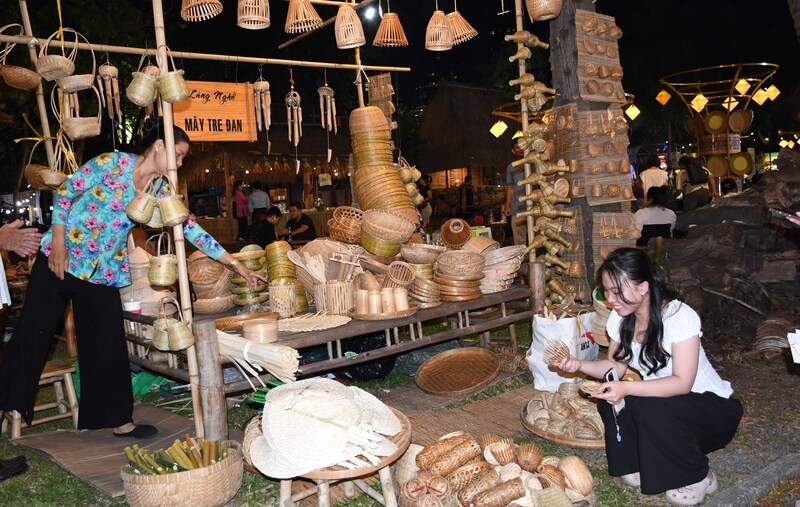 Tái hiện không gian làng nghề truyền thống tại lễ hội. Ảnh: Minh Khuê.