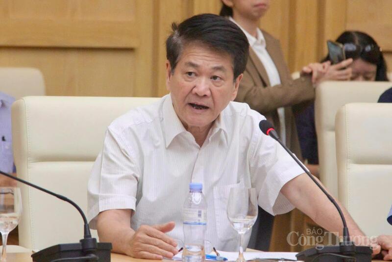 Ông Trịnh Quang Khanh nêu loạt ý kiến góp ý tại hội nghị.