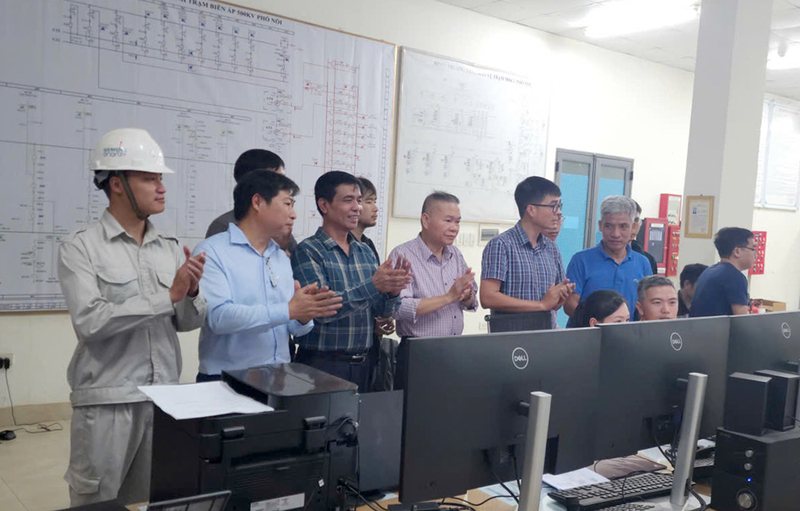 Các đơn vị tham gia dự án chứng kiến thời khắc đóng điện của dự án.