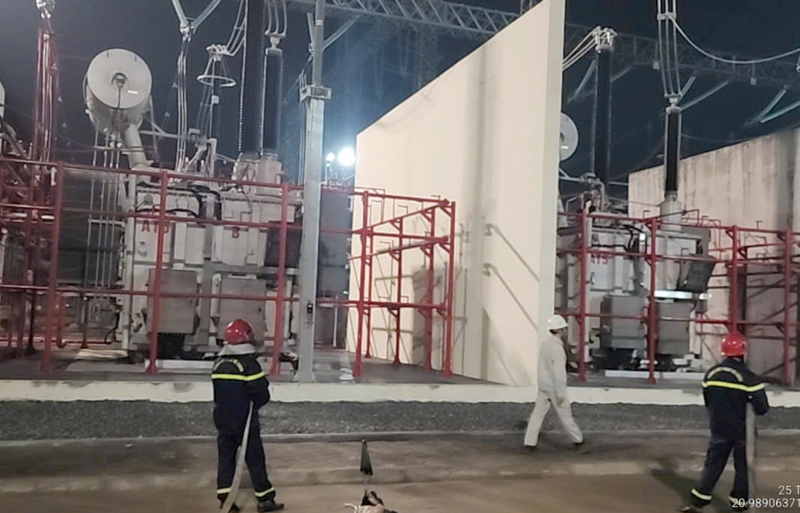 Lực lượng Cảnh sát Phòng cháy chữa cháy và Cứu nạn cứu hộ (Công an tỉnh Hưng Yên) phối hợp cùng các đơn vị liên quan ứng trực để đảm bảo an toàn trong thời gian đóng điện.