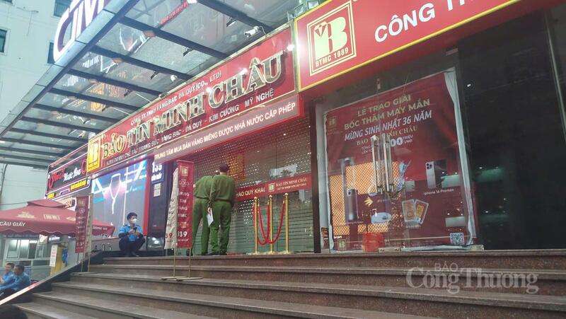 Công an xuất hiện tại cơ sở kinh doanh vàng bạc Bảo Tín Minh Châu ở số 139 Cầu Giấy, TP. Hà Nội chiều 25/3. Ảnh: Hải Sơn