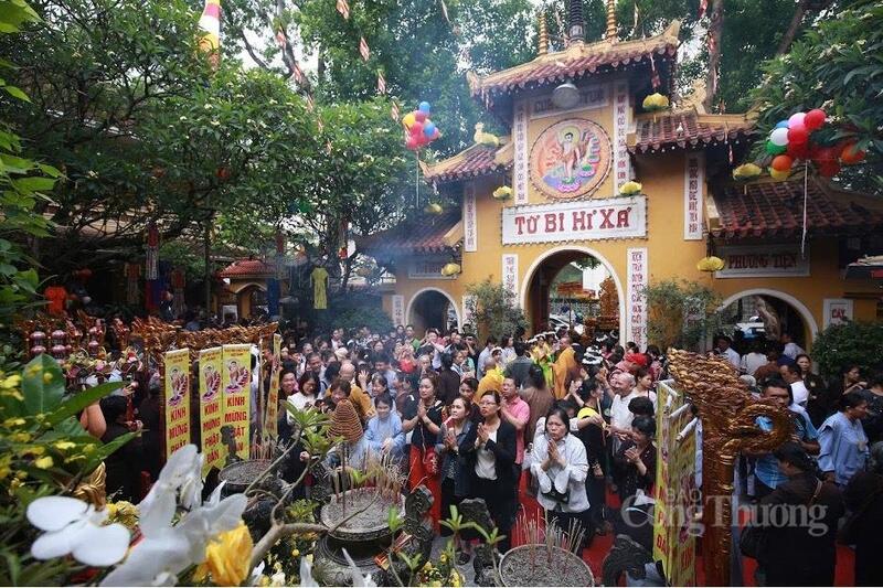 Ở nhiều cơ sở thờ tự, việc hạn chế đốt vàng mã đã được thực hiện một cách nghiêm túc, góp phần giữ gìn không gian tâm linh trang nghiêm. Ảnh: Nam Nguyễn