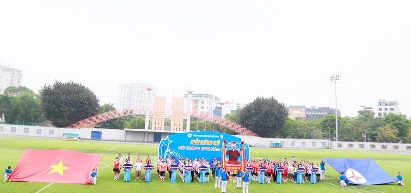 Các Vận động viên thực hiện nghi thức chào cờ lễ khai mạc giải đấu.