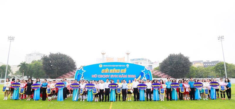 Các đại biểu tặng hoa, cờ lưu niệm cho các đội bóng tham dự giải.