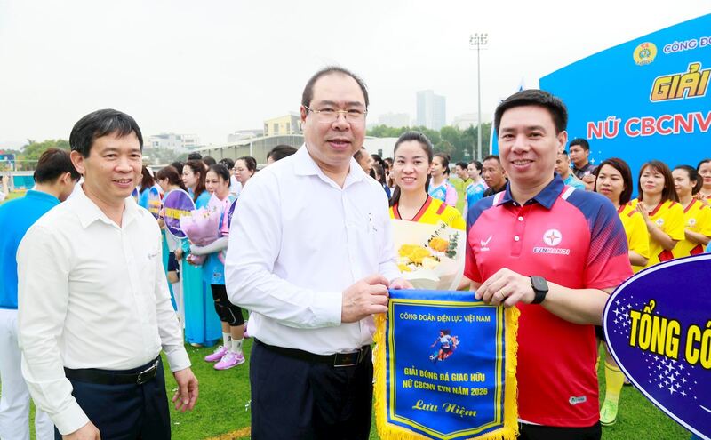 Ông Đỗ Đức Hùng, Chủ tịch Công đoàn Điện lực Việt Nam trao Cờ lưu niệm cho các đội.