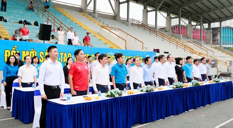 Các đại biểu thực hiện nghi thức chào cờ lễ khai mạc giải đấu.