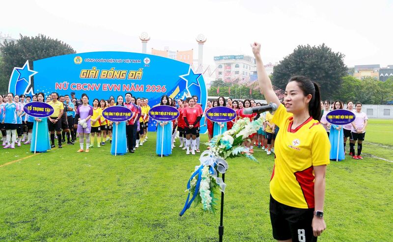 Nữ vận động viên Dương Thị Hồng Dịu thuộc Đội EVNHANOI tuyên thệ tại lễ khai mạc.