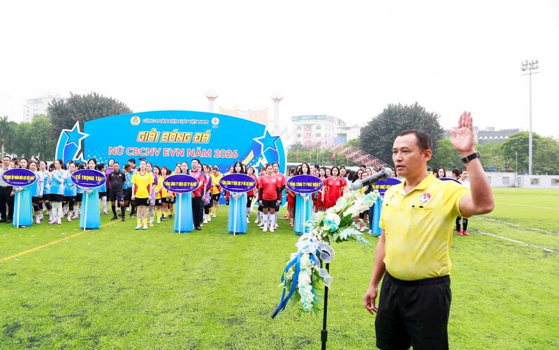 Trọng tài ông Nguyễn Việt Hải tuyên thệ tại lễ khai mạc giải đấu.