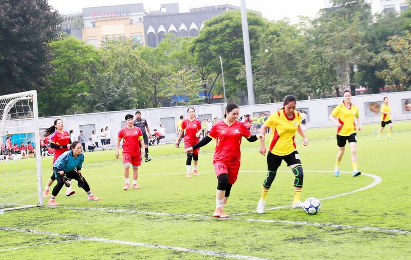 Các nữ vận động viên tham gia thi đấu sau lễ khai mạc.