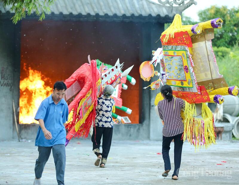 Đốt vàng mã nếu bị lạm dụng hoặc hiểu sai bản chất, dễ dẫn đến mê tín, làm lệch lạc ý nghĩa của hiếu đạo. Ảnh: Nam Nguyễn
