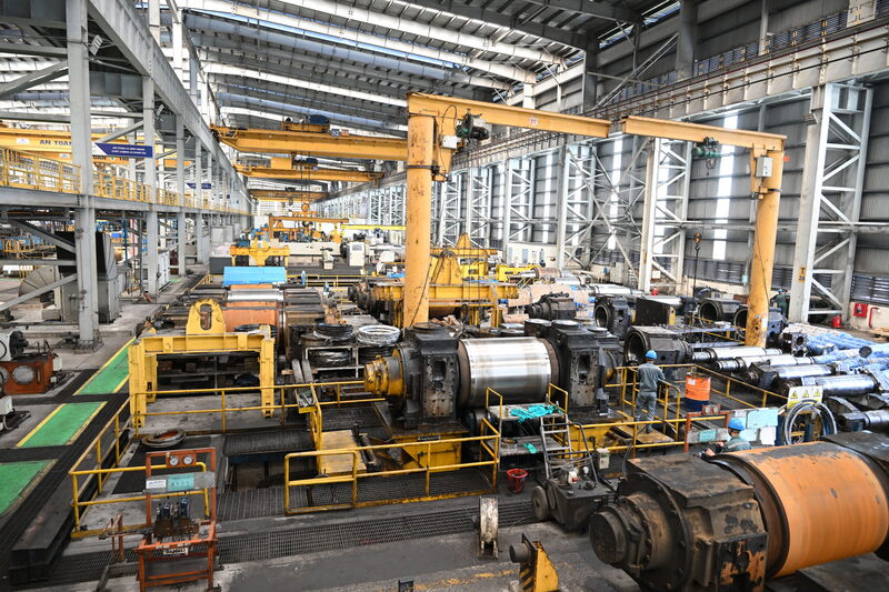 Việc phát triển các ngành công nghiệp nền tảng nhằm cung cấp tư liệu sản xuất cho toàn bộ nền kinh tế được xem là giải pháp có ý nghĩa lâu dài.