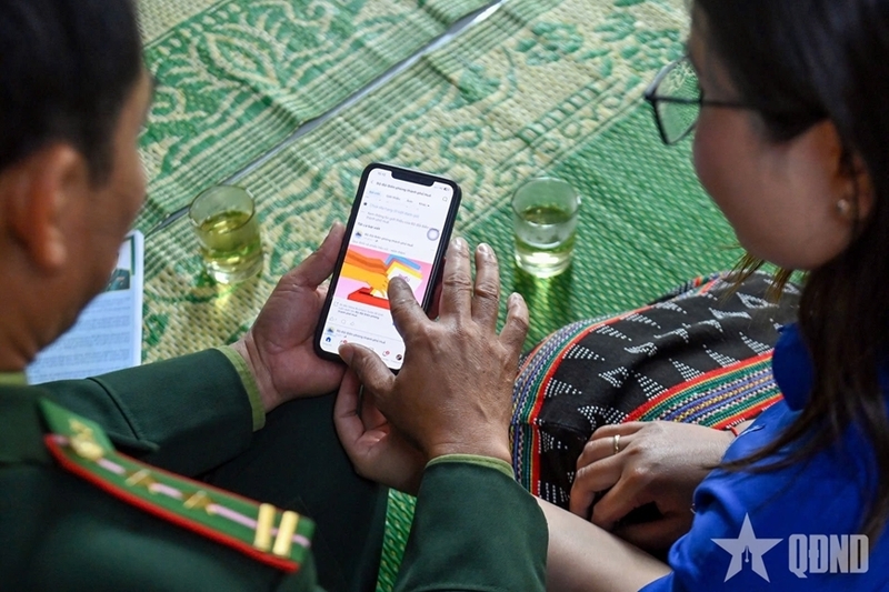 Cán bộ, chiến sĩ Biên phòng ứng dụng mạng xã hội để lan tỏa thông tin, tiếp cận người dân sử dụng smartphone ở khu vực biên giới. Ảnh minh hoạ: QĐND