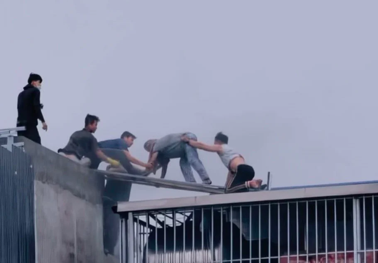 Nhiều người tham gia hỗ trợ giúp đỡ cứu người mắc kẹt trong vụ cháy.