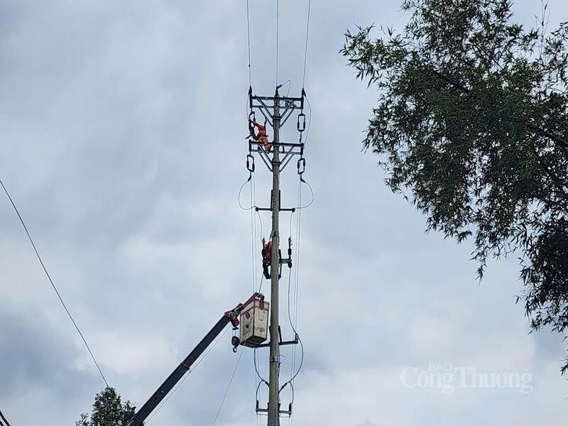 Thợ điện phối hợp, hỗ trợ nhịp nhàng trong quá trình thực hiện nhiệm vụ. Ảnh: Cao Thảo