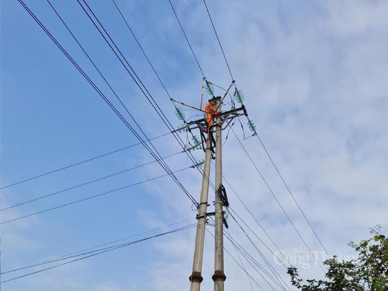 Tình huống mưa, bão lớn gây sự cố trên diện rộng như vỡ sứ, đứt dây dẫn, hư hỏng thiết bị đóng cắt, làm gián đoạn cung cấp điện và tiềm ẩn nguy cơ mất an toàn điện. Ảnh: Cao Thảo