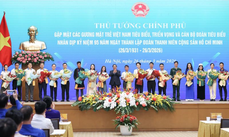 Thủ tướng Phạm Minh Chính tặng hoa 10 Gương mặt trẻ Việt Nam tiêu biểu và 9 Gương mặt trẻ triển vọng năm 2025 - Ảnh: VGP/Nhật Bắc