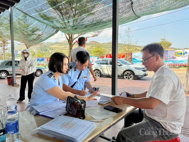 Lực lượng Quản lý thị trường cho người dân ký cam kết niêm yết giá, an toàn thực phẩm.