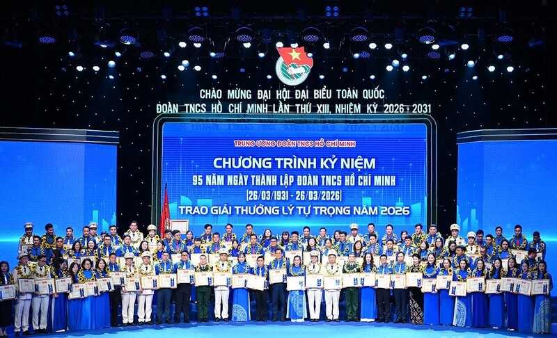 Trao Giải thưởng Lý Tự Trọng cho các cán bộ Đoàn tiêu biểu.