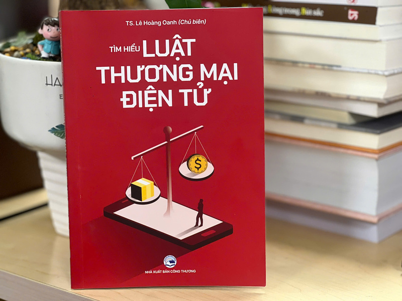 Cuốn sách “Tìm hiểu Luật Thương mại điện tử” cung cấp những phân tích, diễn giải giúp độc giả hiểu rõ các quy định và chính sách mới trong Luật Thương mại điện tử năm 2025. Ảnh: Thanh Thảo