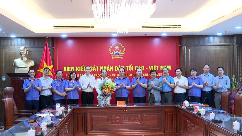 Lãnh đạo Viện Kiểm sát Nhân dân Tối cao, Ban Biên tập Báo Bảo vệ Pháp luật; Cơ quan Báo và Phát thanh, Truyền hình Hà Nội... chúc mừng nhà báo Nguyễn Mạnh Hưng. Ảnh: Nguyễn Nghĩa