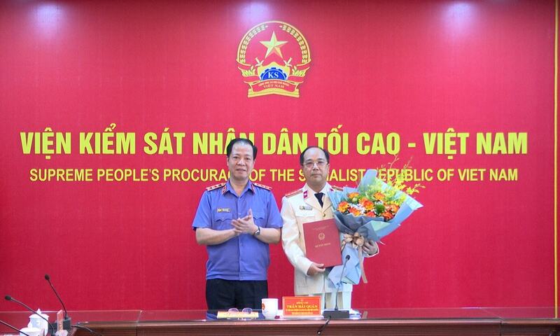 Phó Viện trưởng Viện Kiểm sát Nhân dân Tối cao Trần Hải Quân đã trao quyết định tiếp nhận và bổ nhiệm nhà báo Nguyễn Mạnh Hưng, Ủy viên Hội đồng biên tập Cơ quan Báo và Phát thanh, Truyền hình Hà Nội giữ chức vụ Phó Tổng Biên tập Báo Bảo vệ Pháp luật. Ảnh: Nguyễn Nghĩa