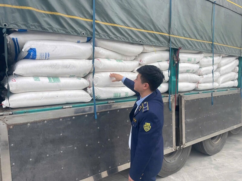 Đội QLTT số 12 kiểm tra, phát hiện 6 tấn đường cát trắng nhập lậu