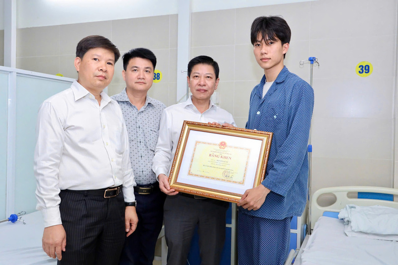 Sinh viên Nguyễn Lê Tú nhận bằng khen của Bộ Giáo dục và Đào tạo.