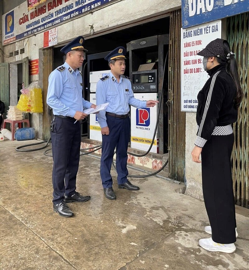 Lực lượng Quản lý thị trường tỉnh Thái Nguyên tuyên truyền, ký cam kết với các cơ sở kinh doanh chấp hành nghiêm quy định pháp luật. Ảnh: Quản lý thị trường Thái Nguyên