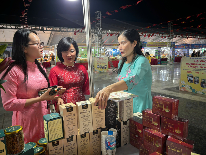 Bà Nguyễn Thị Xuân Mừng, Phó Giám đốc Công ty TNHH Sản xuất và Thương mại sâm Việt Nam giới thiệu sản phẩm sâm Nam núi Dành cho khách hàng tại Hội chợ Thương mại và Du lịch Bắc Ninh 2026. Ảnh: Phong Lâm