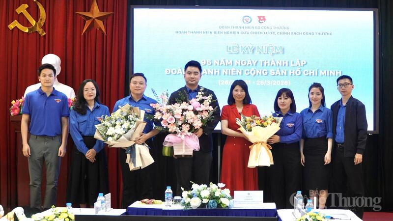Đồng chí Lê Hải An tặng hoa chúc mừng Đoàn Thanh niên Bộ Công Thương nhân kỷ niện 95 năm Ngày thành lập Đoàn Thanh niên cộng sản Hồ Chí Minh. Ảnh: Minh Trang