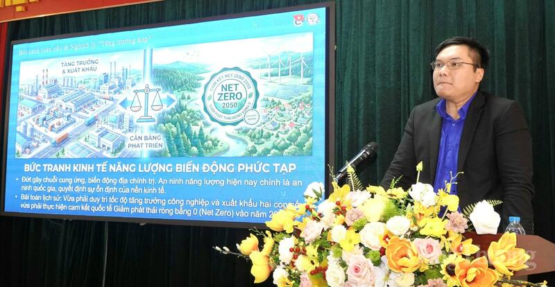 Đồng chí Trịnh Quốc Vinh tham luận tại hội thảo. Ảnh: Minh Trang