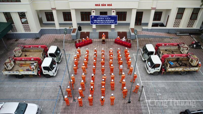 Đội Quản lý Điện lực khu vực Đức Thọ diễn tập PCTT&TKCN, xử lý sự cố và quản lý an toàn năm 2026. Ảnh: Cao Thảo