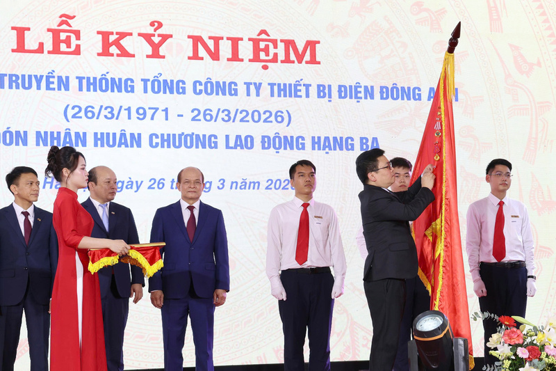 Thứ trưởng Trương Thanh Hoài thừa ủy quyền của Chủ tịch nước trao tặng Huân chương Lao động hạng Ba cho Tổng công ty Thiết bị điện Đông Anh.
