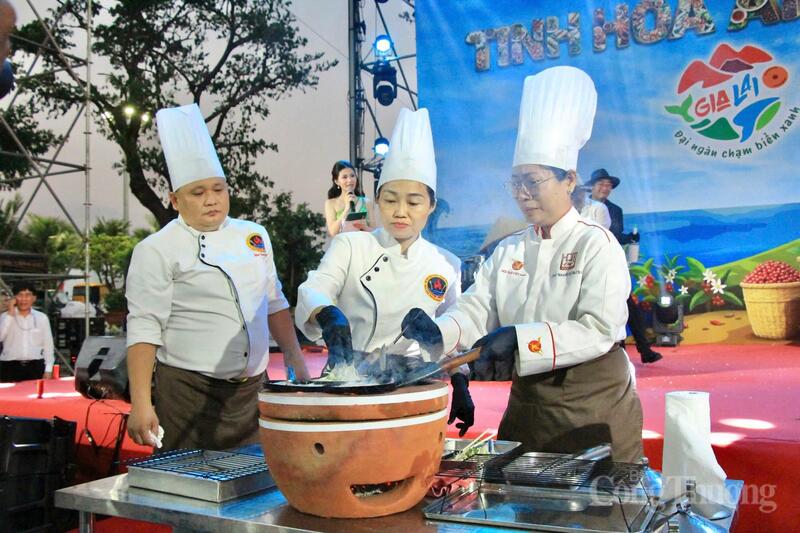 Món bánh xèo tôm nhảy mang đậm hương vị miền duyên hải. Ảnh: Hiền Mai