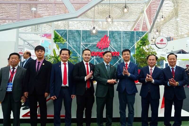 Phó Thủ tướngTrần Hồng Hà (thứ tư, từ phải qua), Thứ trưởng Bộ Xây dựng Nguyễn Văn Sinh (thứ hai, từ phải qua) cùng đại biểu tham quan gian hàng Dongtam Group lại lễ khai mạc Vietbuild Hà Nội sáng 26/3/2026