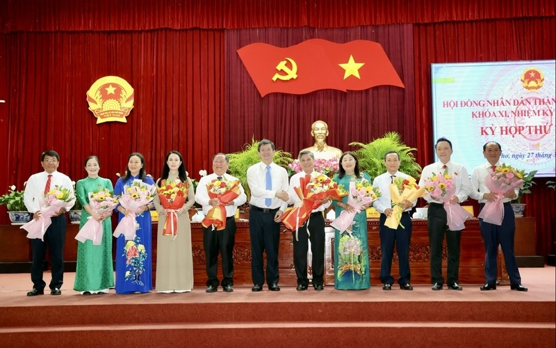Bí thư Thành ủy Cần Thơ Lê Quang Tùng tặng hoa chúc mừng các đồng chí được bầu giữ các chức danh HĐND nhiệm kỳ mới.