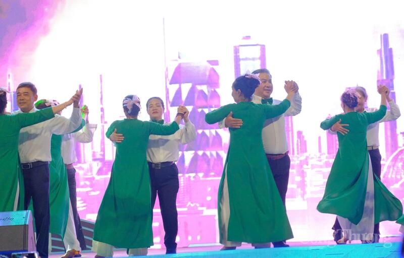 Tiết mục khiêu vũ tại chương trình. Ảnh: Lê Sơn