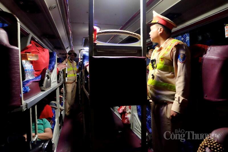 Đội cảnh sát giao thông số 1 - Công an tỉnh Lai Châu siết chặt kiểm tra, tuyên truyền cho các chủ phương tiện vận tải, tạo sự chuyển biến tích cực trong nhận thức của người tham gia giao thông.