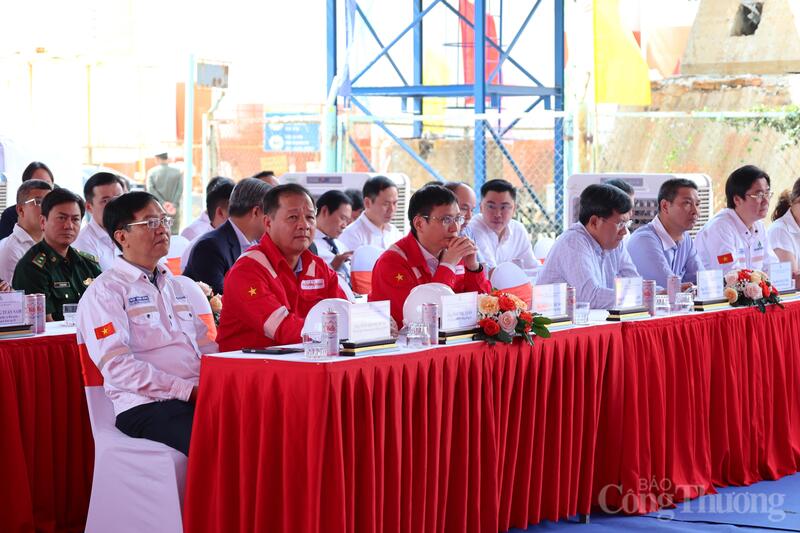 Các đại biểu tham dự buổi lễ.