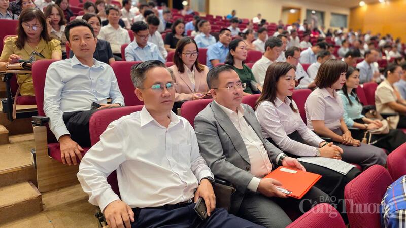 Lãnh đạo các xã, phường tham dự hội nghị. Ảnh: Bá Bính