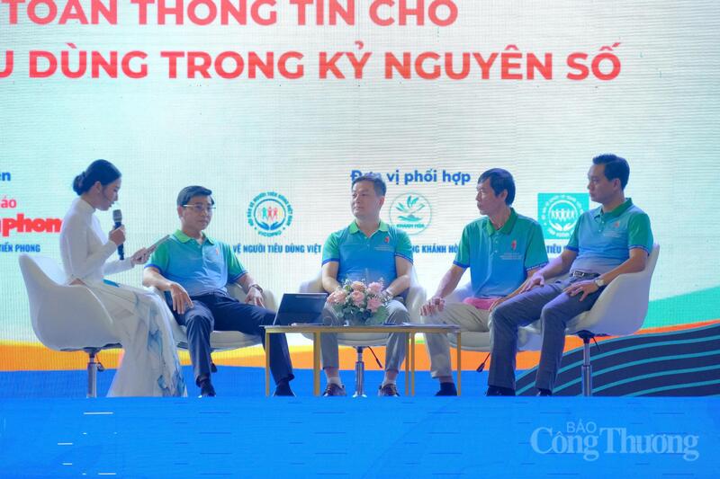 Ngay sau khai mạc là chương trình tọa đàm với chủ đề "An toàn thông tin cho người tiêu dùng trong kỷ nguyên số". Ảnh: Lê Sơn