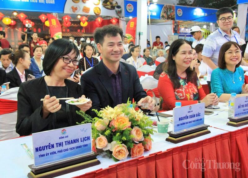 Các đại biểu thưởng thức ẩm thực địa phương. Ảnh: Hiền Mai