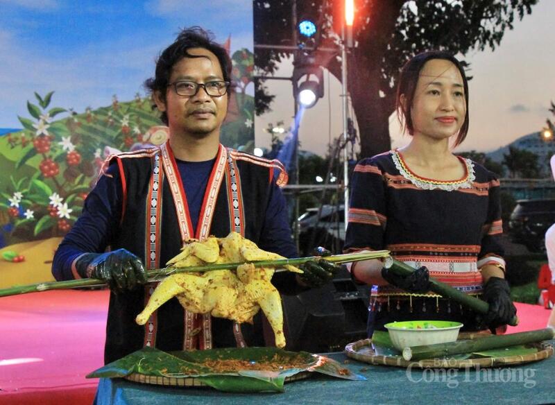 Gà nướng cơm lam lại đưa thực khách trở về với không gian núi rừng Tây Nguyên. Ảnh: Hiền Mai