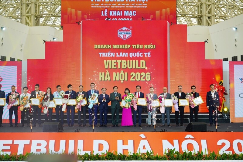 Tại lễ khai mạc, ông Đinh Ngọc Hỏa, đại diện Dongtam Group (thứ sáu, từ phải qua) được trao Chứng nhận Doanh nghiệp tiêu biểu, ghi nhận những đóng góp tích cực cho hoạt động của triển lãm và ngành vật liệu xây dựng.