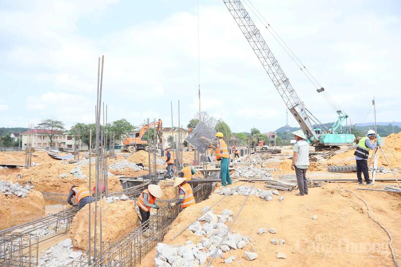 Ban Quản lý dự án đầu tư xây dựng công trình Dân dụng và Hạ tầng khu vực tỉnh Hà Tĩnh tăng cường kiểm tra hiện trường, đôn đốc các nhà thầu đẩy nhanh tiến độ thi công. Ảnh: Phúc Sơn