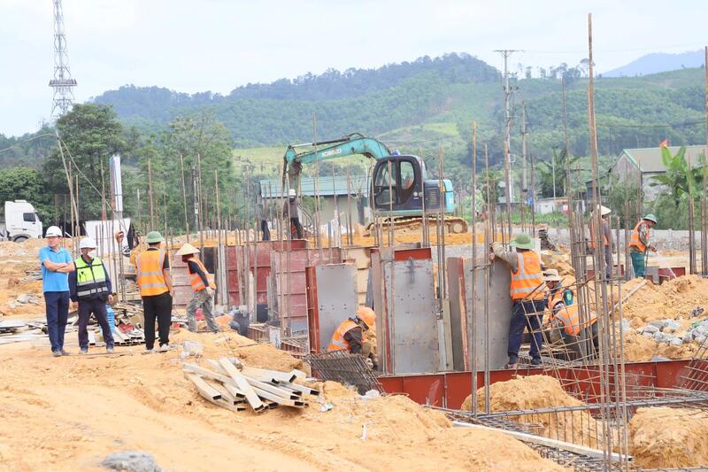 Hàng trăm cán bộ kỹ thuật, công nhân hối hả trên công trường, đảm bảo kịp bàn giao trước ngày 30/8/2026. Ảnh: Phúc Sơn