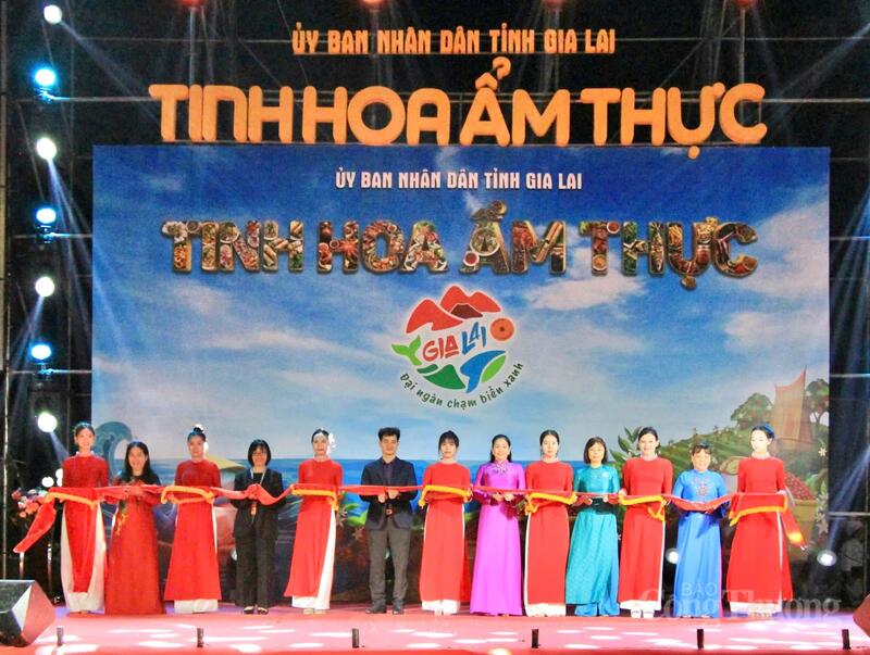 Các đại biểu cắt băng khai mạc Ngày hội Văn hóa Ẩm thực Gia Lai 2026. Ảnh: Hiền Mai