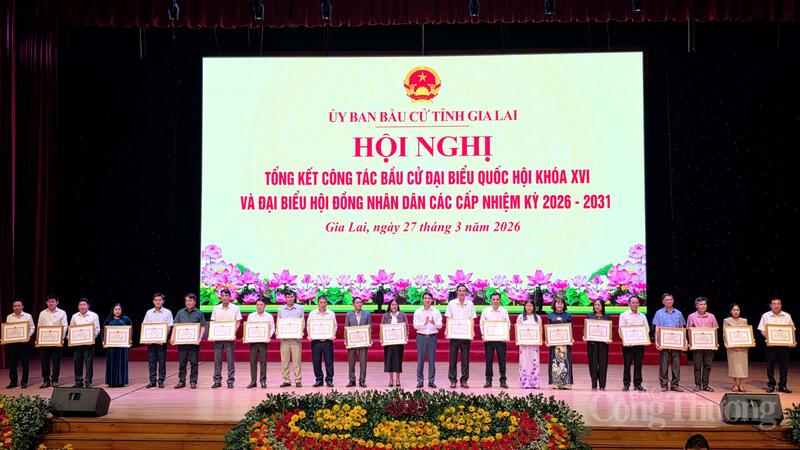 Ủy ban Bầu cử tỉnh Gia Lai tặng Bằng khen của Chủ tịch Ủy ban nhân dân tỉnh cho 85 tập thể và 67 cá nhân có thành tích xuất sắc trong công tác bầu cử. Ảnh: Bá Bính