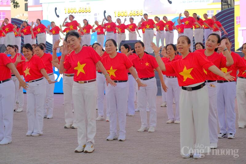 Tiết mục đồng diễn dân vũ. Ảnh: Lê Sơn