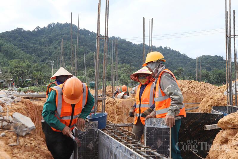 Dù thời tiết vùng biên diễn biến thất thường, nhà thầu vẫn huy động tối đa nhân lực và thiết bị, đẩy nhanh tiến độ các dự án. Ảnh: Phúc Sơn